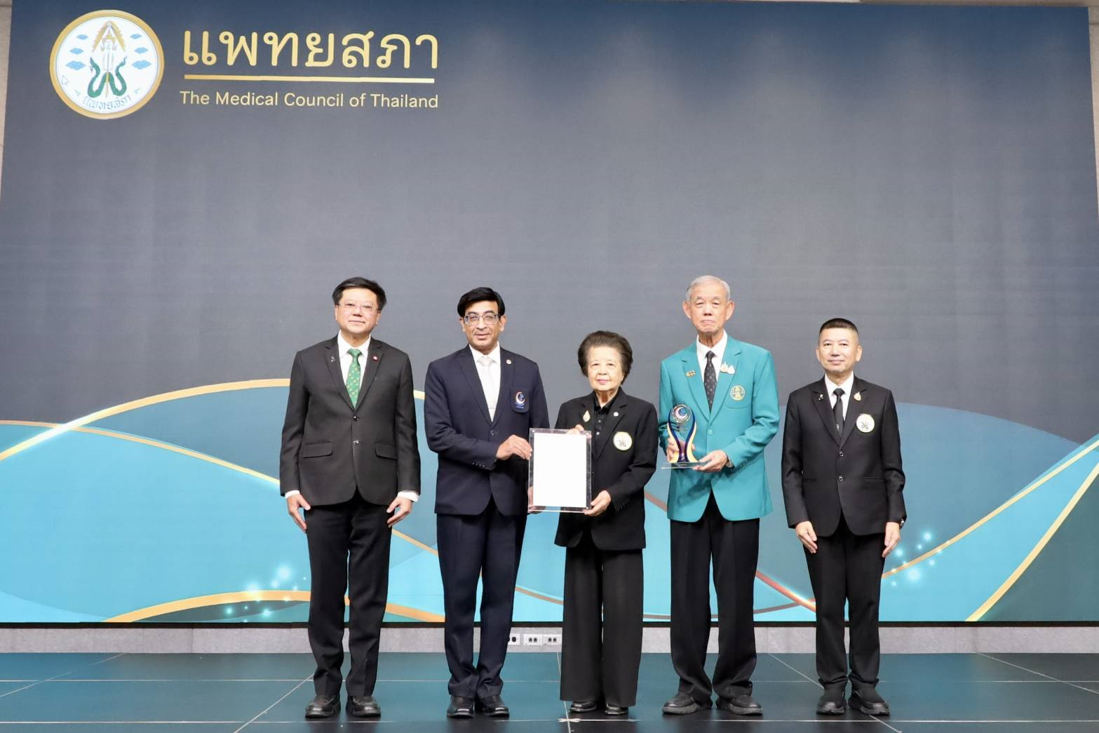 “แพทยสภา” คว้ารางวัล Thailand Moral Awards (ประเภทผู้ปิดทองหลังพระ) ตอกย้ำองค์กรวิชาชีพแพทย์ที่ยืนหยัดหลักวิชาการ คุณธรรม จริยธรรม และความรับผิดชอบต่อสังคม