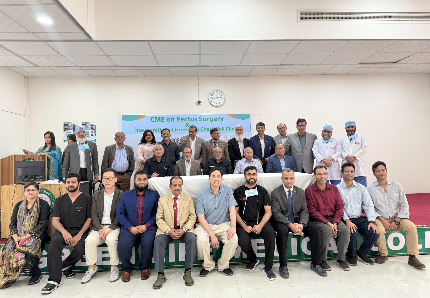 แพทย์ไทยสร้างประวัติศาสตร์ ร่วมผ่าตัดส่องกล้องแก้อกบุ๋มครั้งแรกในบังกลาเทศ